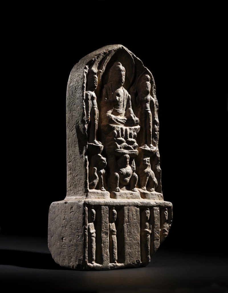 An inscribed limestone votive stele with Buddhist triad, Tang dynasty | 唐　廉玄意鐫石灰石雕刻銘造像碑 - 图3
