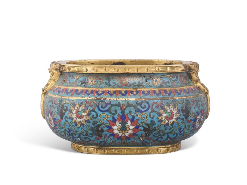 A SMALL CLOISONNÉ ENAMEL TWO-HANDLED OVOID 'LOTUS' CENSER  CHINA, QING DYNASTY, QIANLONG CAST FOUR-CHARACTER MARK WITHIN A SQUARE AND OF THE PERIOD (1736 - 1795) - 图2