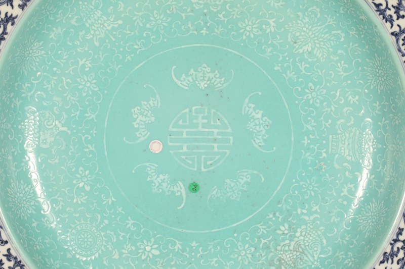 清乾隆 外青花缠枝花卉内松石绿地八吉祥盘 - 图5