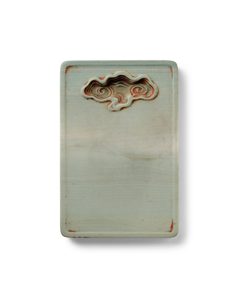 An imperially inscribed songhua inkstone with original zitan fitted box, Qing dynasty, Kangxi period | 清康熙　御銘松花石「九如」硯　「康熙」、「御銘」印　原配紫檀透雕靈芝如意紋硯盒 - 图3