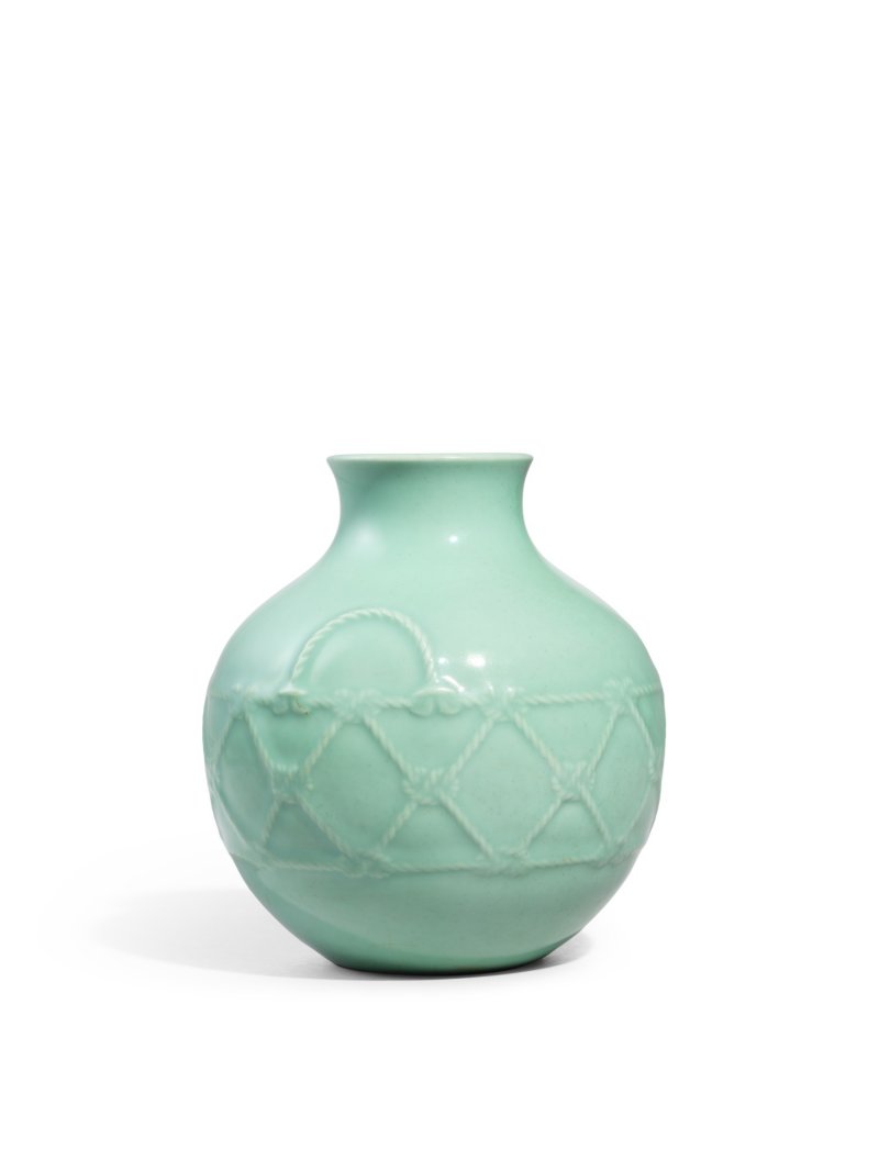A very rare apple-green enamelled ‘rope-twist’ globular vase, Seal mark and period of Yongzheng | 清雍正　蘋果綠彩釉繩紋壺　《大清雍正年製》款 - 图2