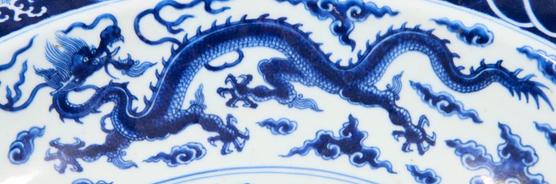 A RARE LARGE BLUE AND WHITE ‘DRAGON’ DISH  CHINA, QING DYNASTY, YONGZHENG SIX-CHARACTER MARK WITHIN A DOUBLE CIRCLE IN UNDERGLAZE BLUE AND OF THE PERIOD (1723-1735) - 图6