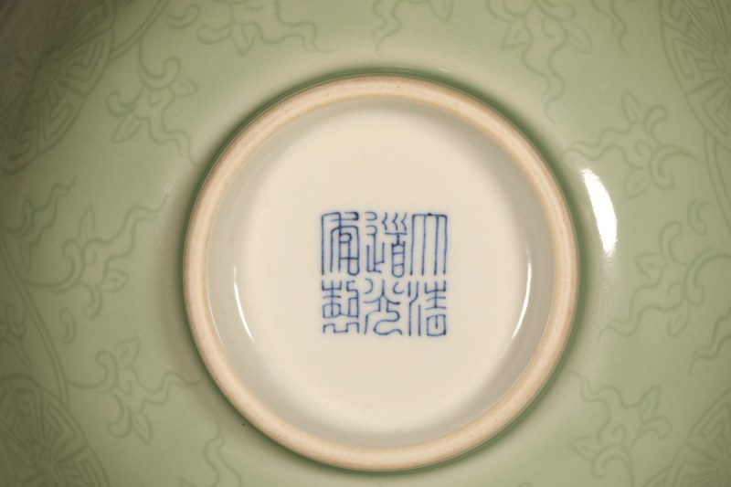 清道光 豆青釉暗刻团花纹碗 - 图3