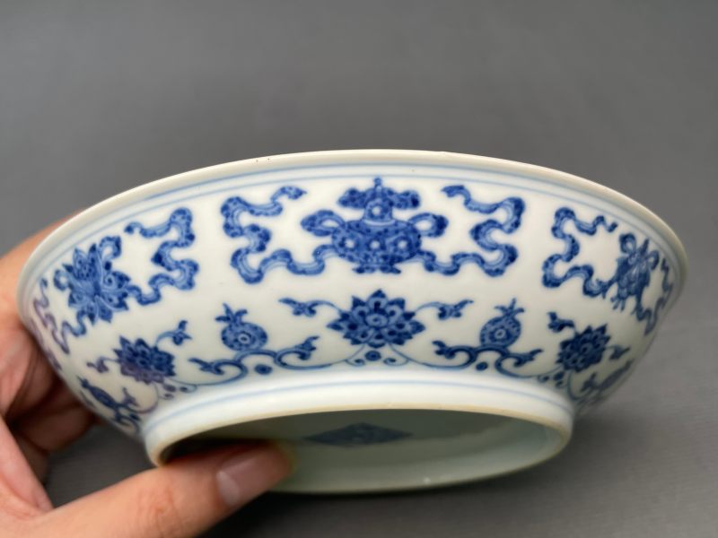 清乾隆 青花缠枝莲托八宝纹盘 - 图7