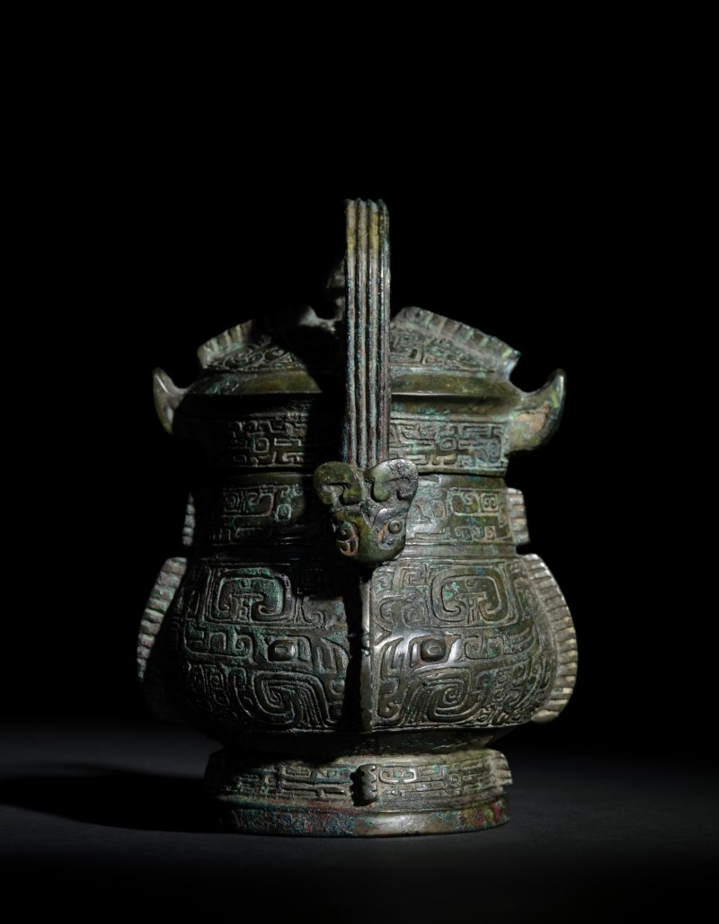 An exquisite and remarkably rare miniature bronze royal ritual wine vessel and cover, You, Late Shang dynasty | 商晚期 青銅弄器提梁卣 - 图5
