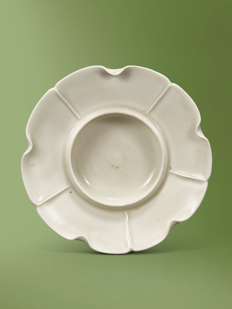 北宋 定窯白釉荷葉式盞托  CHINA, NORTHERN SONG DYNASTY (960-1127)