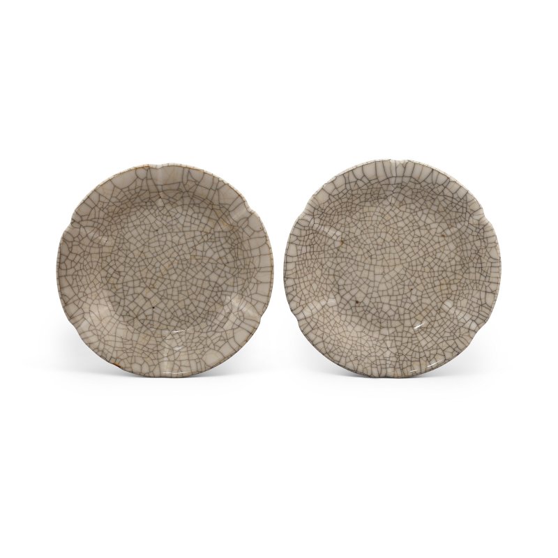 明十五世紀 仿哥釉葵口盤一對  MING DYNASTY, 15TH CENTURY - 图1
