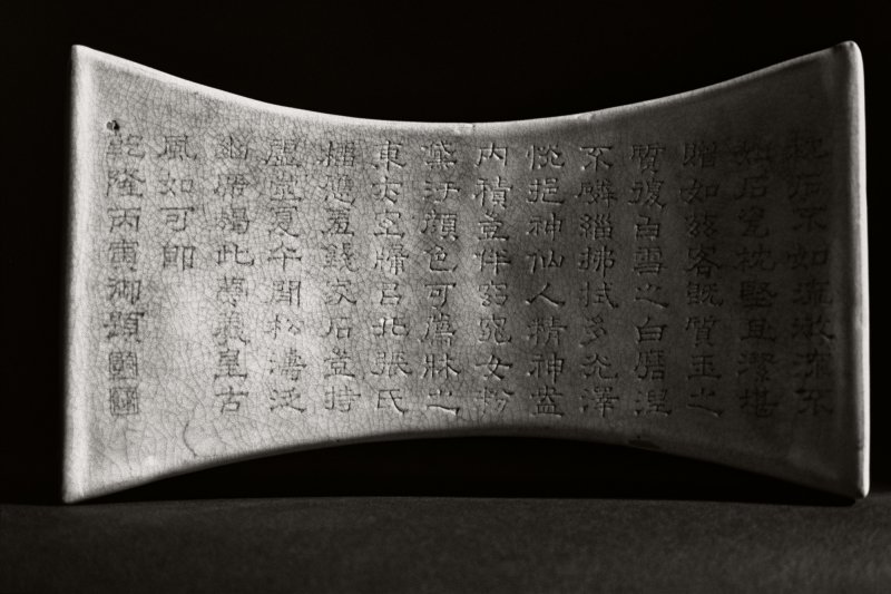 A very rare imperially inscribed white-glazed ingot-shaped pillow, Song dynasty; Inscription dated to the bingyin year of the Qianlong period (1746) | 宋　乾隆御題白瓷錠形枕 《乾隆丙寅御題》款 「乾」「隆」印 - 图2