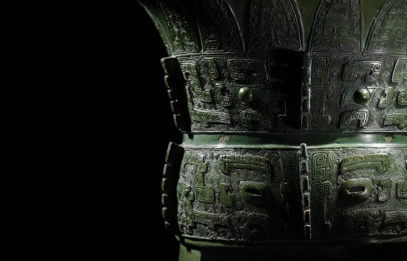 The T.Y. King Jia, a highly important and exceptionally large archaic bronze royal wine vessel, Late Shang dynasty, early Yinxu (Anyang) period, 14th–13th century BC | 商末　安陽殷墟早期　公元前十四至十三世紀　元斝 - 图7