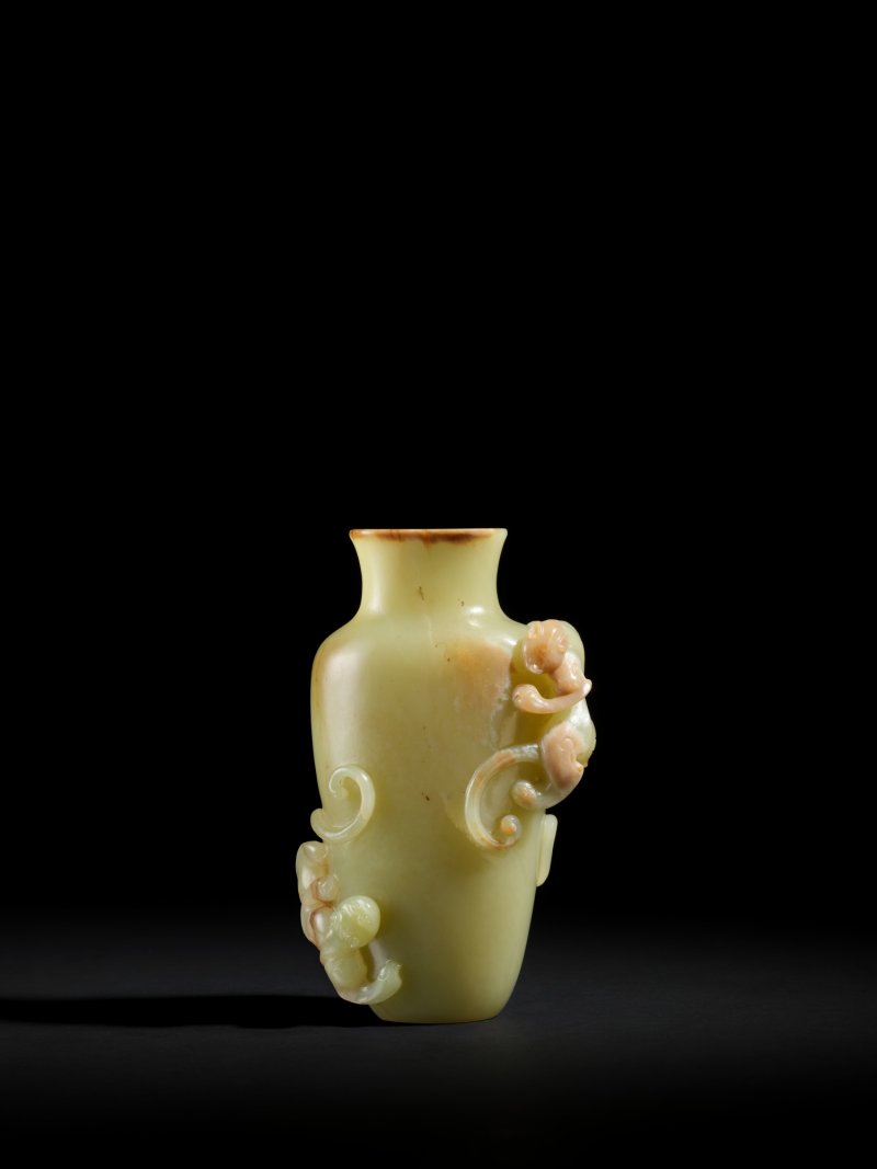 A carved yellow jade ‘chilong’ vase, Qing dynasty, 18th century | 清十八世紀　黃玉螭龍紋瓶 - 图1