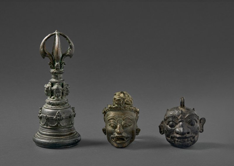 A COPPER ALLOY HEAD, PRIEST'S BELL AND RATTLE  INDONESIA, 12TH-15TH CENTURY - 图1