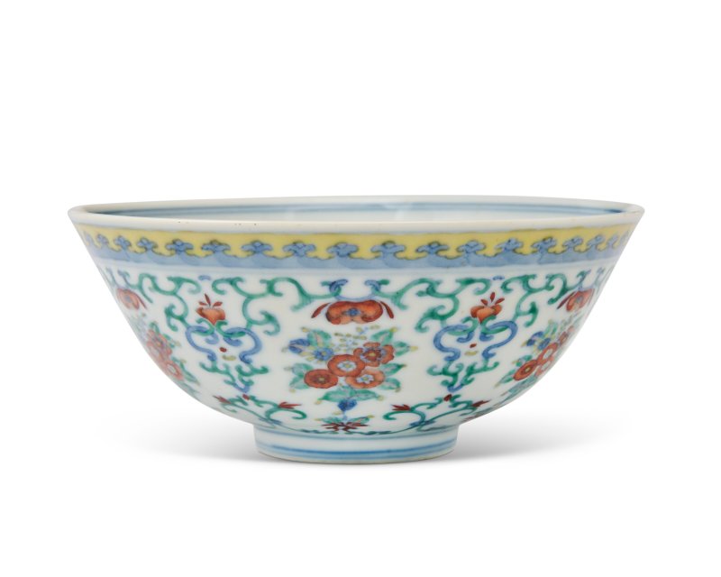 A DOUCAI 'FOLIATE SCROLL' BOWL  CHINA, QING DYNASTY, DAOGUANG SIX-CHARACTER SEAL MARK IN UNDERGLAZE BLUE AND OF THE PERIOD (1821-1850) - 图2