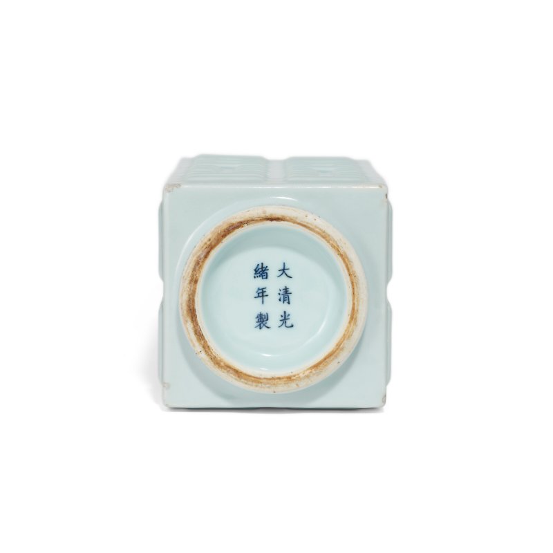 A CELADON-GLAZED CONG -FORM VASE  CHINA, QING DYNASTY, GUANGXU SIX-CHARACTER MARK IN UNDERGLAZE BLUE AND OF THE PERIOD (1875-1908) - 图4