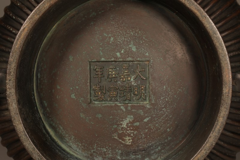 明 铜刻螭龙菊瓣兽耳簋式炉 - 图3