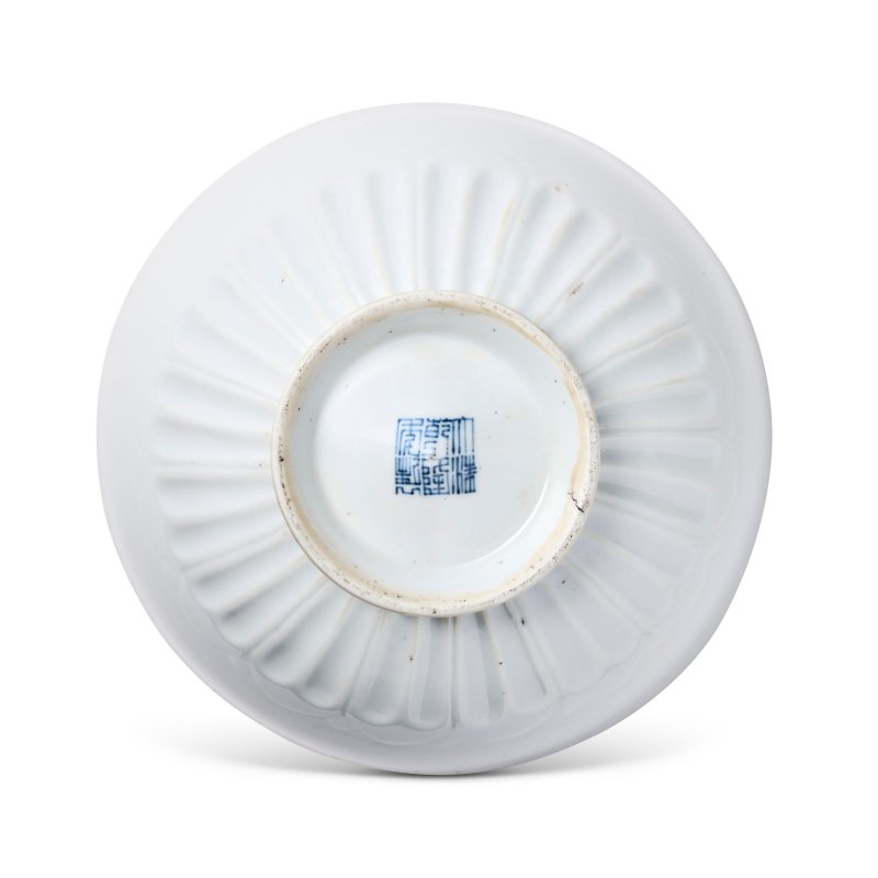 A WHITE-GLAZED MING-STYLE ' LIANZI ' BOWL  CHINA, QING DYNASTY, QIANLONG SIX-CHARACTER SEAL MARK IN UNDERGLAZE BLUE AND OF THE PERIOD (1736-1795) - 图3