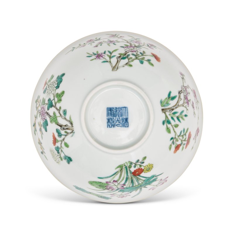 A FAMILLE ROSE AND BLUE AND WHITE 'FLORAL' BOWL  CHINA, QING DYNASTY, DAOGUANG SIX-CHARACTER SEAL MARK IN UNDERGLAZE BLUE AND OF THE PERIOD (1821-1850) - 图4