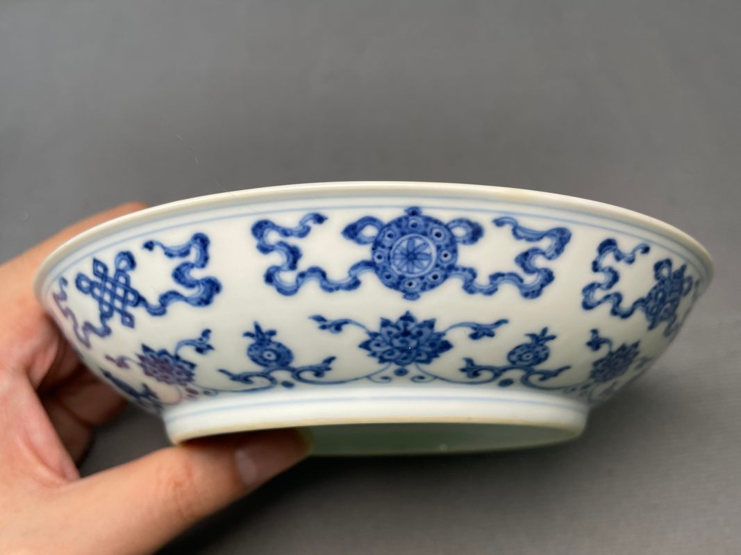 清乾隆 青花缠枝莲托八宝纹盘 - 图8