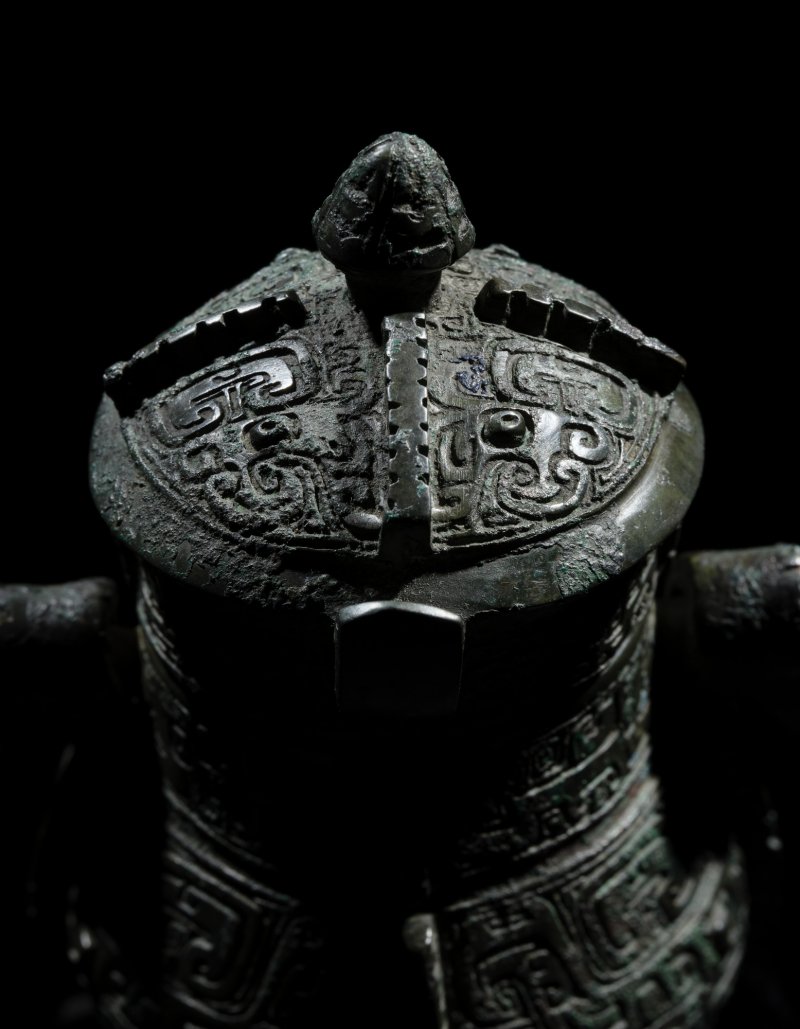 An exquisite and remarkably rare miniature bronze royal ritual wine vessel and cover, You, Late Shang dynasty | 商晚期 青銅弄器提梁卣 - 图6