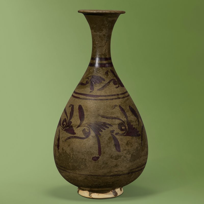 A CIZHOU-TYPE BROWN PAINTED PEAR-SHAPED VASE, YUHUCHUNPING  JIN-YUAN DYNASTY (1115-1368) - 图1