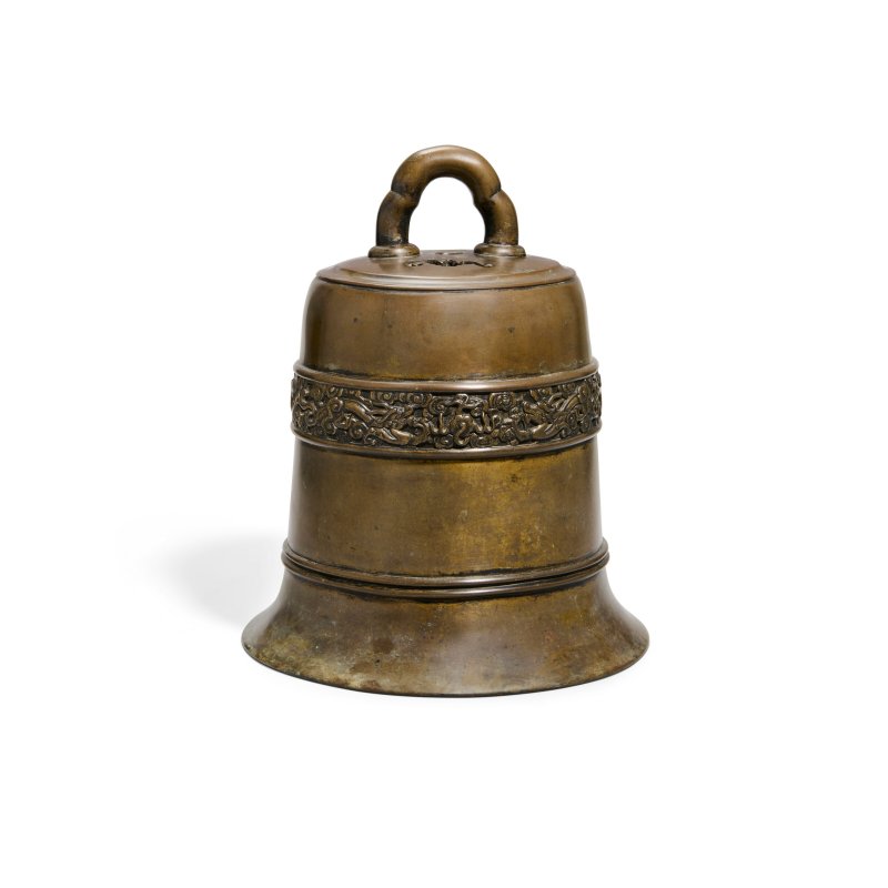 A LARGE BRONZE 'DRAGON' BELL  CHINA, QING DYNASTY, QIANLONG SIX-CHARACTER SEAL MARK IN A LINE AND OF THE PERIOD (1736-1795) - 图1