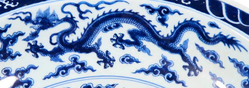 A RARE LARGE BLUE AND WHITE ‘DRAGON’ DISH  CHINA, QING DYNASTY, YONGZHENG SIX-CHARACTER MARK WITHIN A DOUBLE CIRCLE IN UNDERGLAZE BLUE AND OF THE PERIOD (1723-1735) - 图7