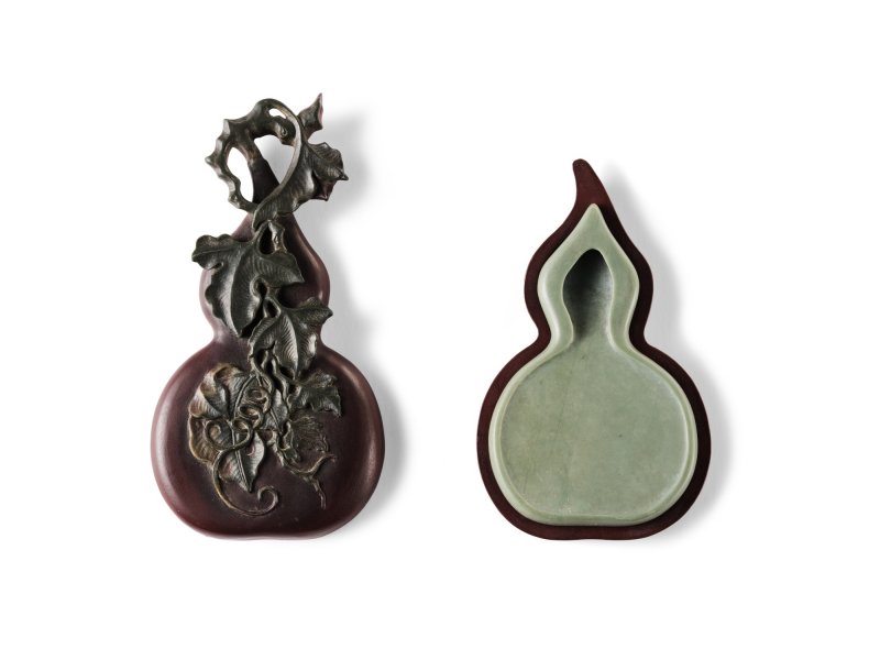 A rare imperial songhua gourd-shaped inkstone with Yixing stoneware case, Seal mark and period of Qianlong | 清乾隆　松花石葫蘆硯及宜興紫砂硯盒　《乾隆年製》款 - 图2
