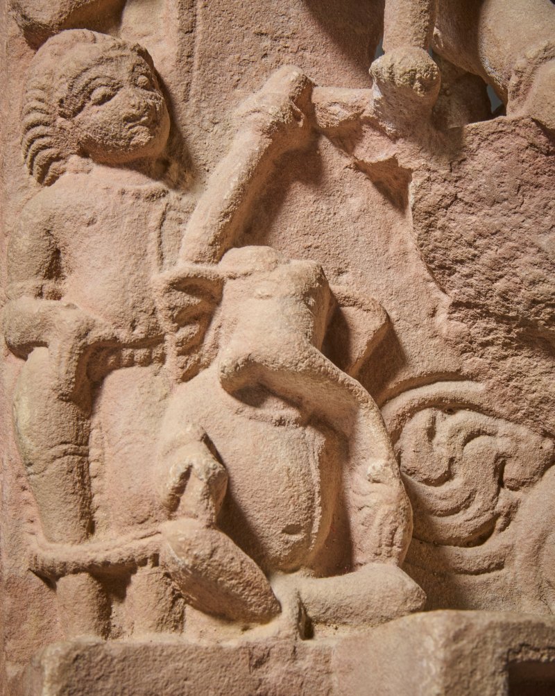 A SANDSTONE STELE OF UMA MAHESHVARA  CENTRAL INDIA, CIRCA 11TH CENTURY - 图5