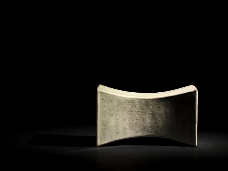 A very rare imperially inscribed white-glazed ingot-shaped pillow, Song dynasty; Inscription dated to the bingyin year of the Qianlong period (1746) | 宋　乾隆御題白瓷錠形枕 《乾隆丙寅御題》款 「乾」「隆」印 - 图3