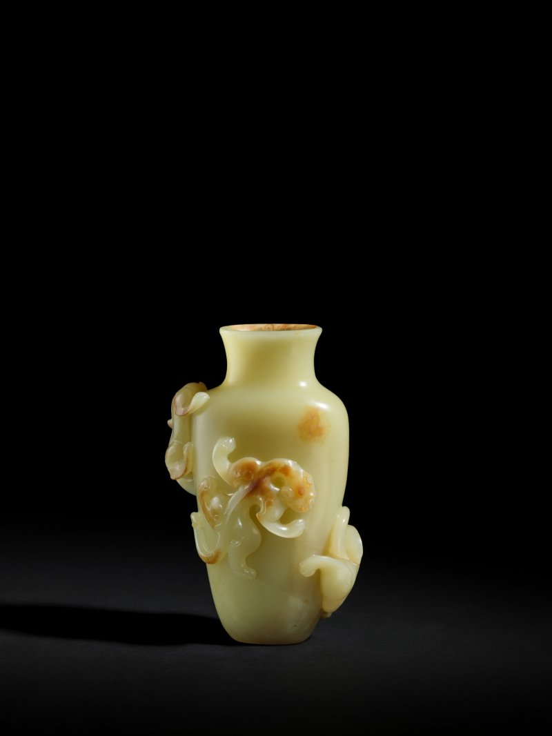 A carved yellow jade ‘chilong’ vase, Qing dynasty, 18th century | 清十八世紀　黃玉螭龍紋瓶 - 图2
