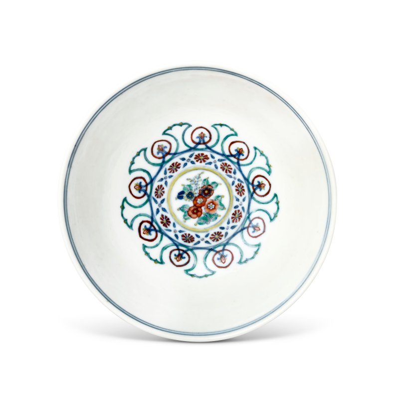 A DOUCAI 'FOLIATE SCROLL' BOWL  CHINA, QING DYNASTY, DAOGUANG SIX-CHARACTER SEAL MARK IN UNDERGLAZE BLUE AND OF THE PERIOD (1821-1850) - 图3