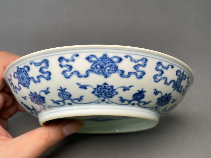 清乾隆 青花缠枝莲托八宝纹盘 - 图9