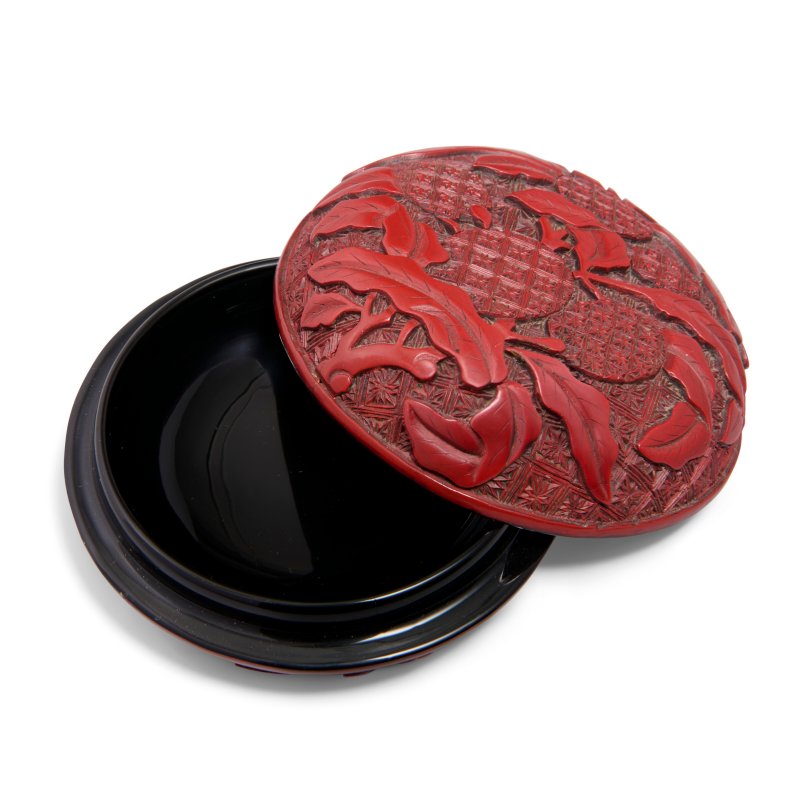 A SMALL CINNABAR LACQUER 'LYCHEE' ROUND BOX AND COVER  CHINA, 17TH CENTURY - 图4