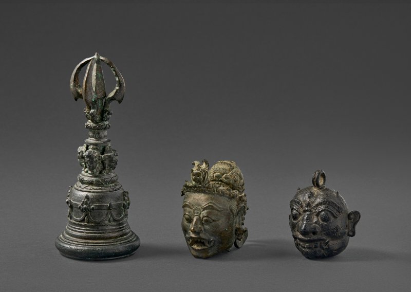 A COPPER ALLOY HEAD, PRIEST'S BELL AND RATTLE  INDONESIA, 12TH-15TH CENTURY - 图2