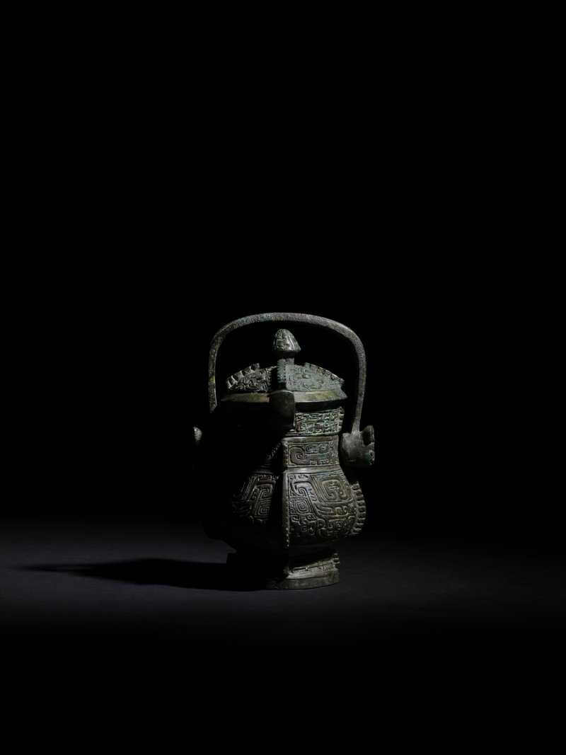An exquisite and remarkably rare miniature bronze royal ritual wine vessel and cover, You, Late Shang dynasty | 商晚期 青銅弄器提梁卣 - 图7