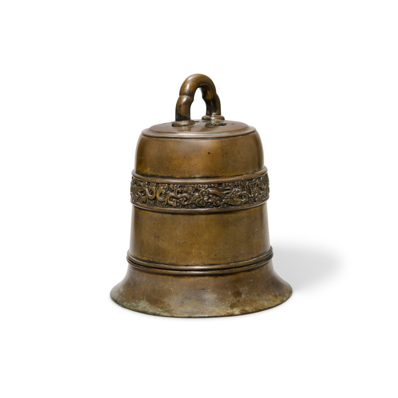 A LARGE BRONZE 'DRAGON' BELL  CHINA, QING DYNASTY, QIANLONG SIX-CHARACTER SEAL MARK IN A LINE AND OF THE PERIOD (1736-1795) - 图2