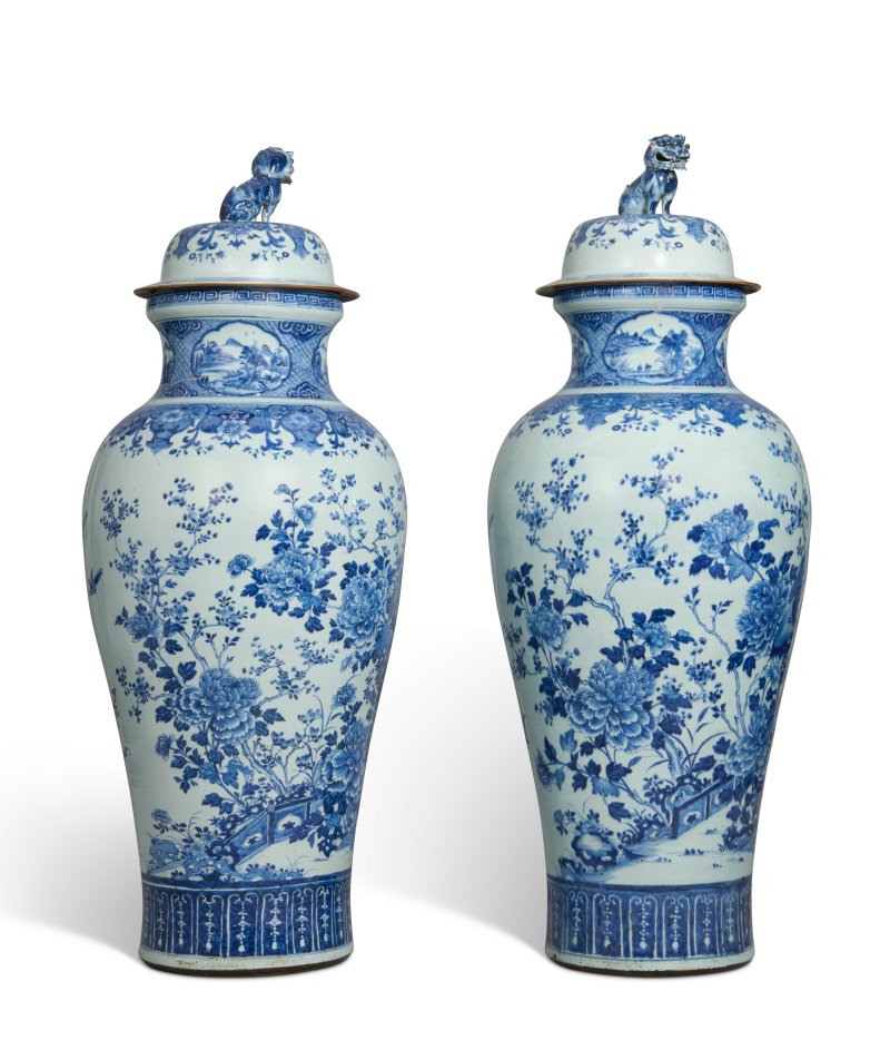 A PAIR OF CHINESE EXPORT BLUE AND WHITE 'SOLDIER' VASES AND COVERS  CHINA, QING DYNASTY, 18TH CENTURY - 图2