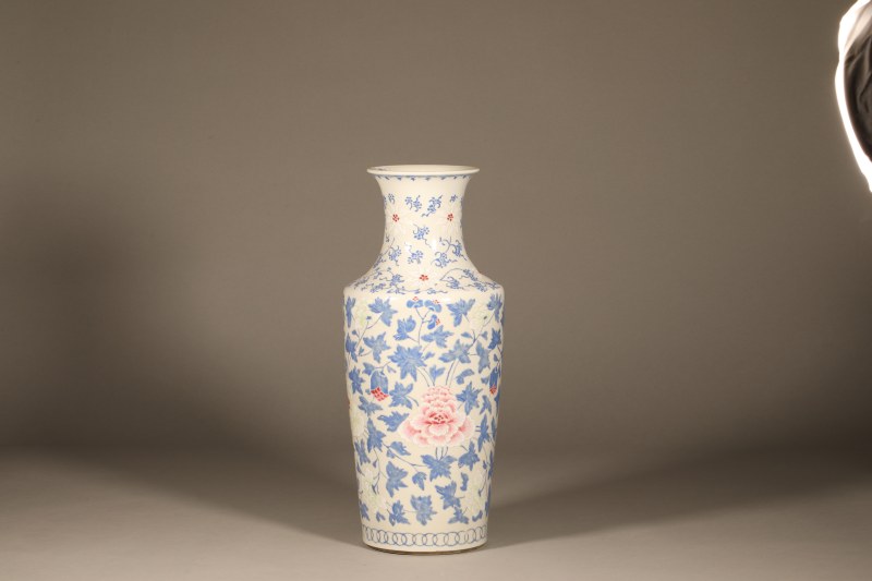 清雍正 洋彩缠枝牡丹观音瓶 - 图9