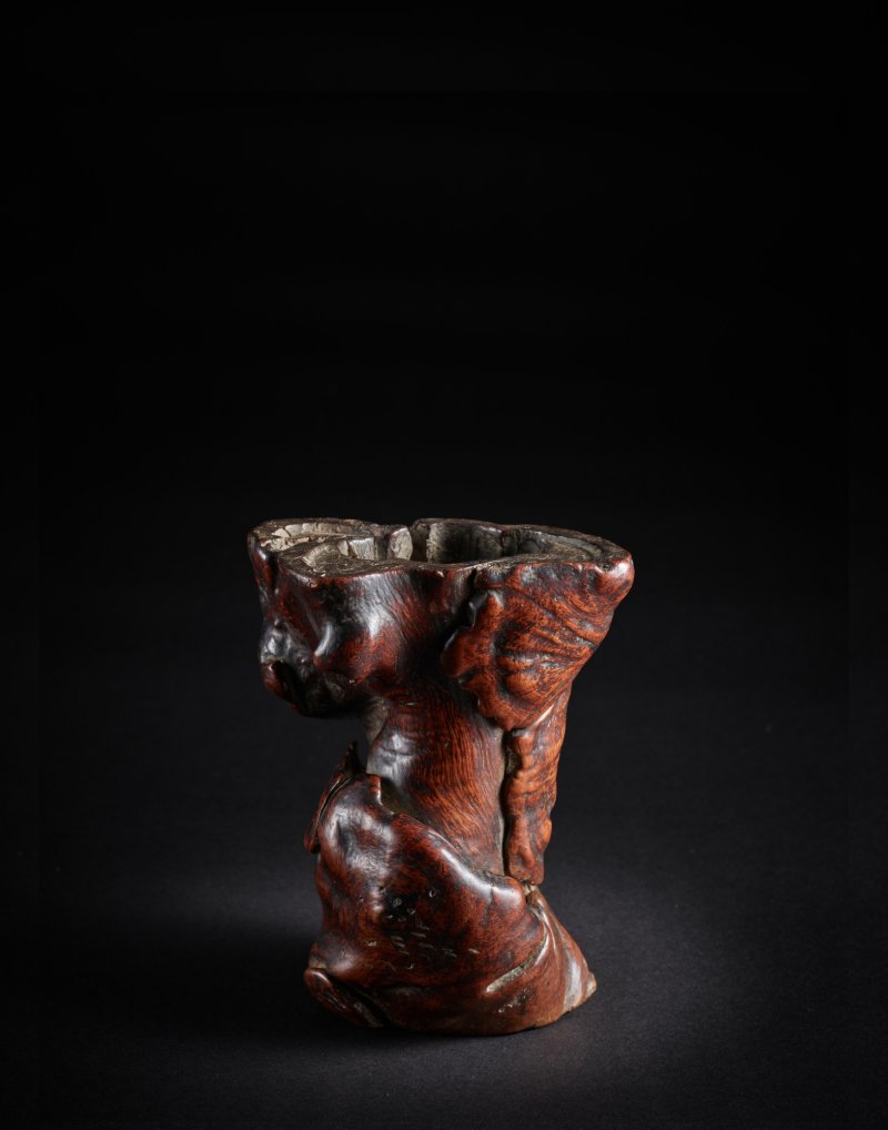 A small rootwood brushpot, Qing dynasty | 清　隨形奇木筆筒 - 图1