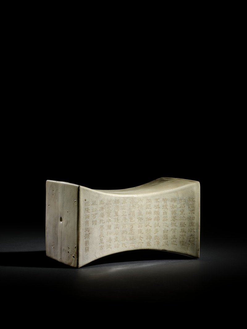 A very rare imperially inscribed white-glazed ingot-shaped pillow, Song dynasty; Inscription dated to the bingyin year of the Qianlong period (1746) | 宋　乾隆御題白瓷錠形枕 《乾隆丙寅御題》款 「乾」「隆」印 - 图4