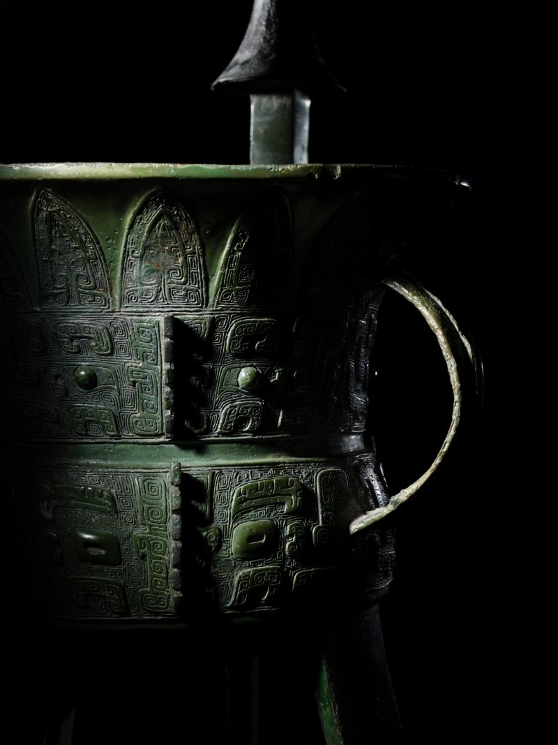 The T.Y. King Jia, a highly important and exceptionally large archaic bronze royal wine vessel, Late Shang dynasty, early Yinxu (Anyang) period, 14th–13th century BC | 商末　安陽殷墟早期　公元前十四至十三世紀　元斝 - 图8