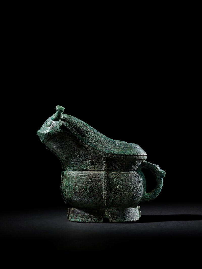 An exceptionally rare and important archaic bronze royal ritual wine vessel and cover, gong, Late Shang dynasty | 商末 青銅獸形觥 - 图1