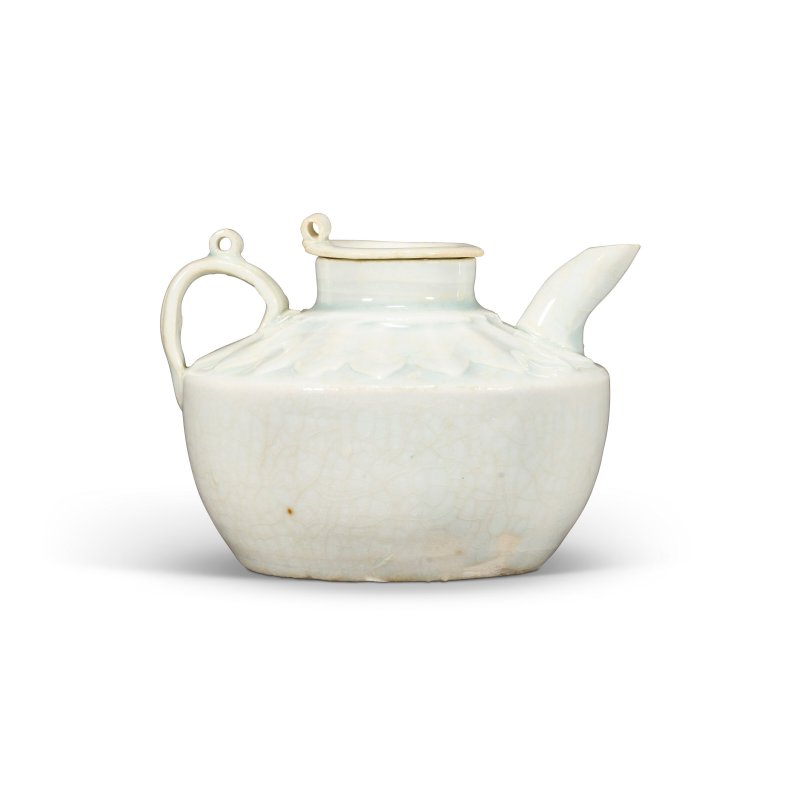 南宋 青白釉刻蓮瓣執壺連蓋  SOUTHERN SONG DYNASTY (1127-1279)