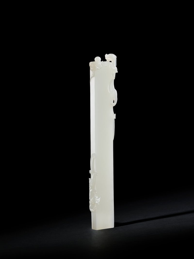 A fine imperial white jade ‘dragon’ scroll weight, Qing dynasty, Qianlong period | 清乾隆　御製白玉蒼龍教子鎮尺 - 图4