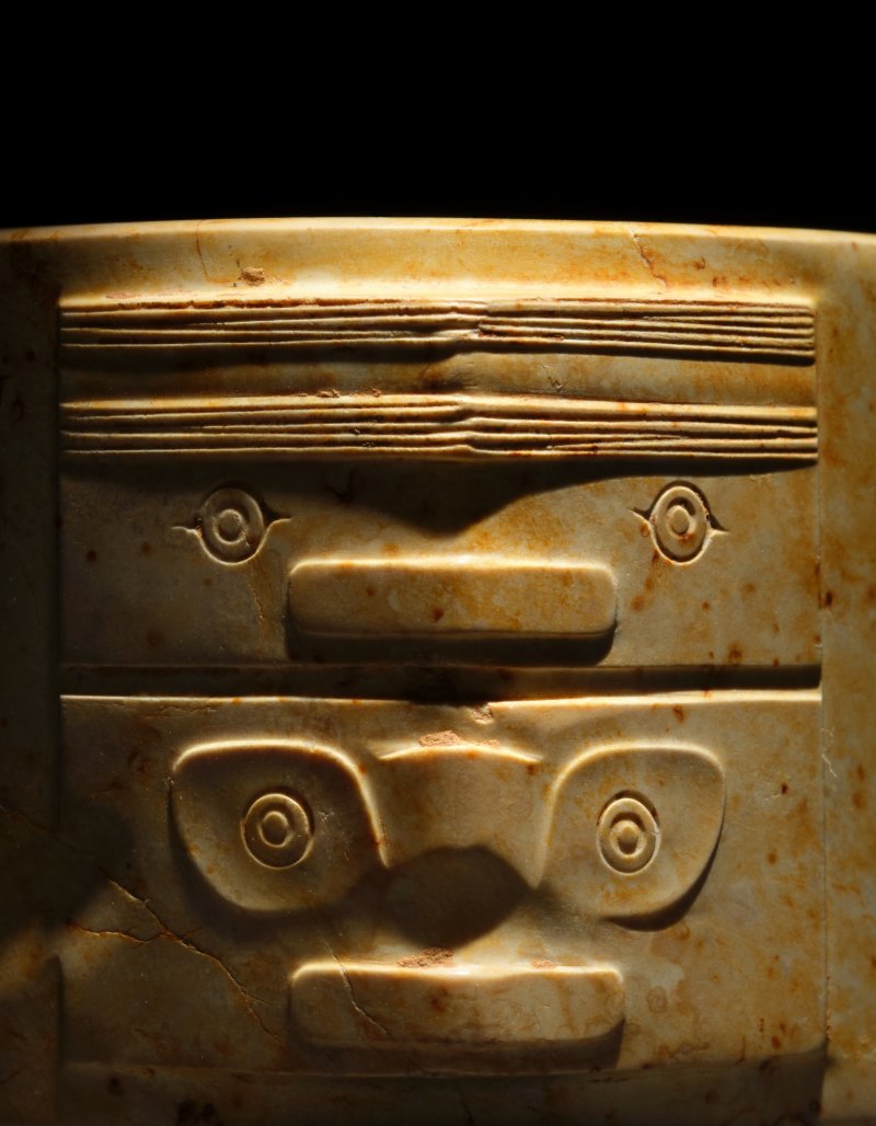 A very rare archaic jade 'mask' cong, Neolithic period, Liangzhu culture | 新石器時代 良渚文化 神人紋玉琮 - 图2