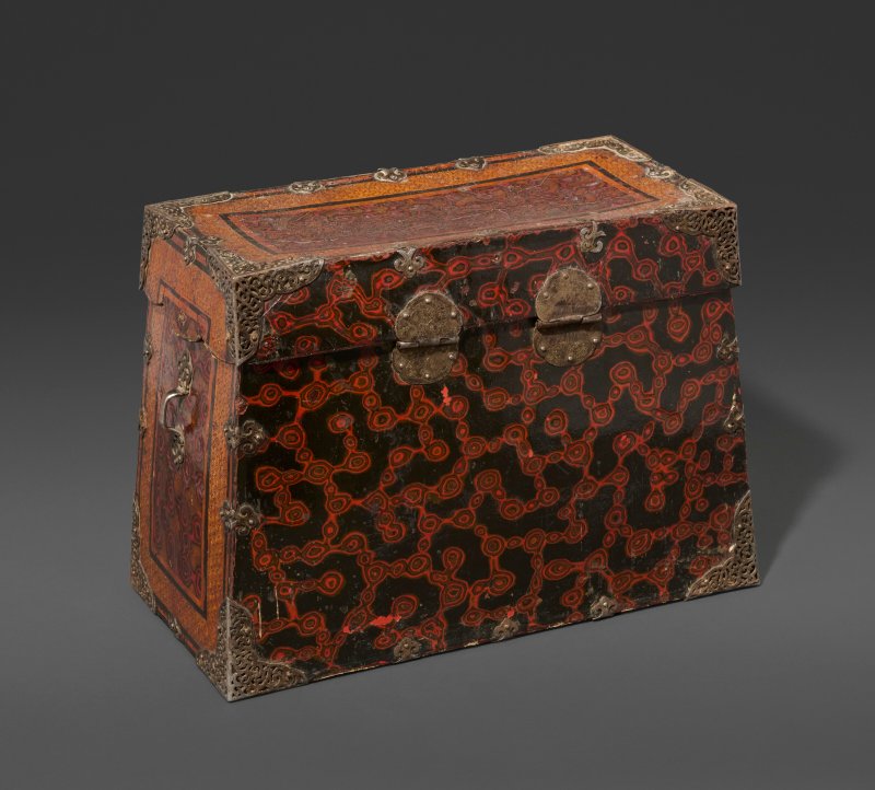 A WOOD AND LACQUERED LEATHER IRON BOND TRAVEL TRUNK  TIBET, 16TH CENTURY - 图4