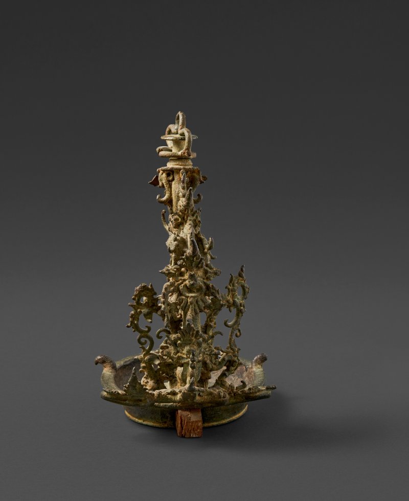 A COPPER ALLOY HANGING OIL LAMP  EASTERN INDONESIA, 12TH-15TH CENTURY - 图5