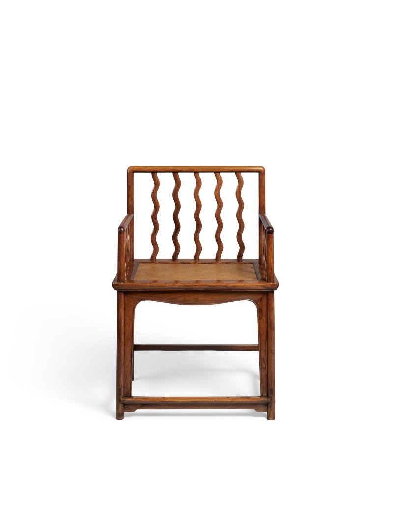 A RARE HUANGHUALI ‘S-SPINDLE’ LOW-BACK ARMCHAIR  CHINA, 17TH-18TH CENTURY - 图2