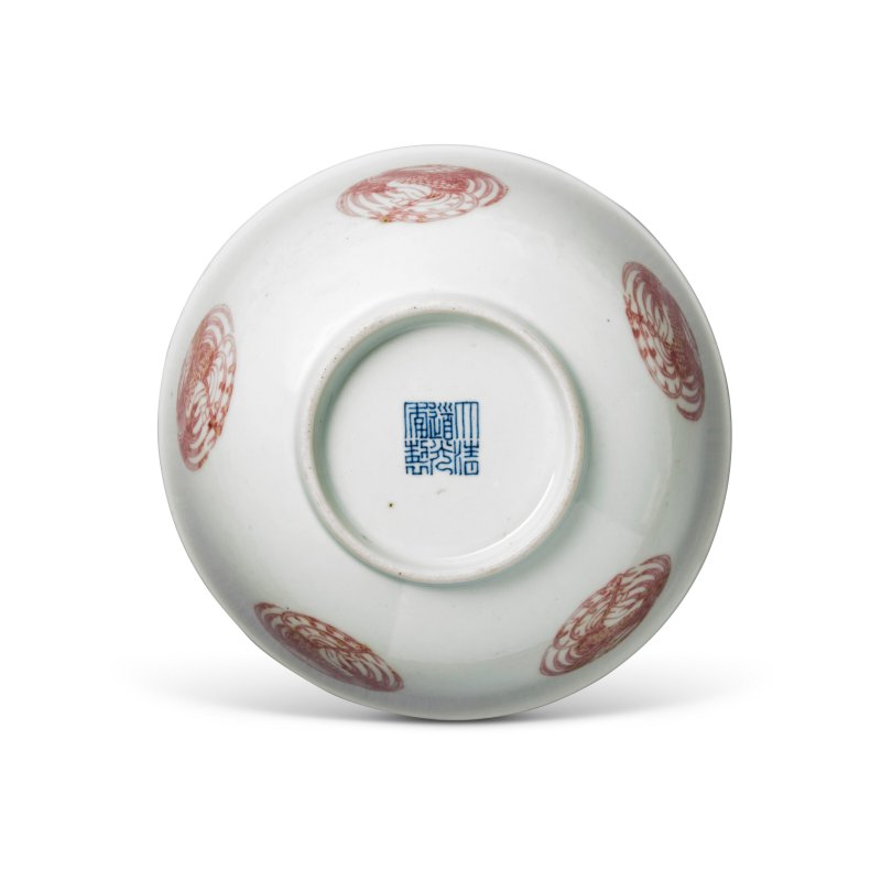 A COPPER-RED-DECORATED 'PHOENIX MEDALLION' BOWL  CHINA, QING DYNASTY, DAOGUANG SIX-CHARACTER SEAL MARK IN UNDERGLAZE BLUE AND OF THE PERIOD (1821-1850) - 图4