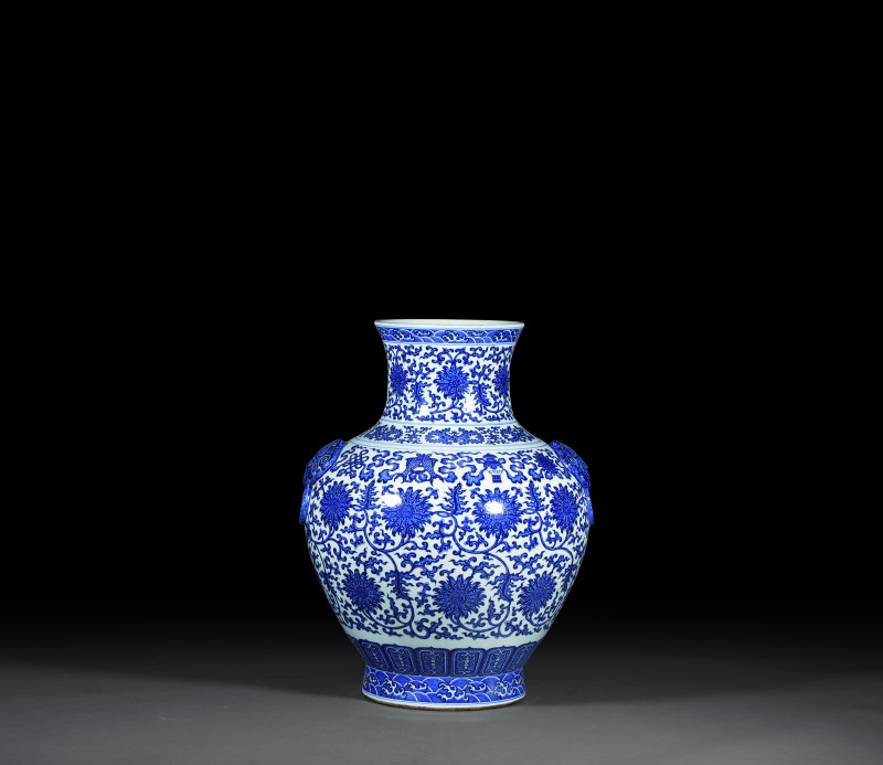 清 青花缠枝莲瑞兽耳尊
