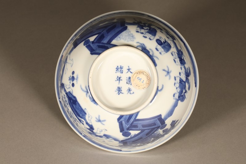 清光绪 青花婴戏图碗 - 图2